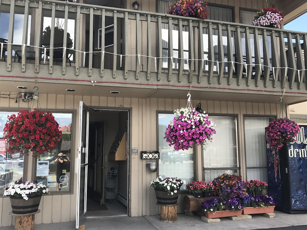 Snowshoe Motel 2/72