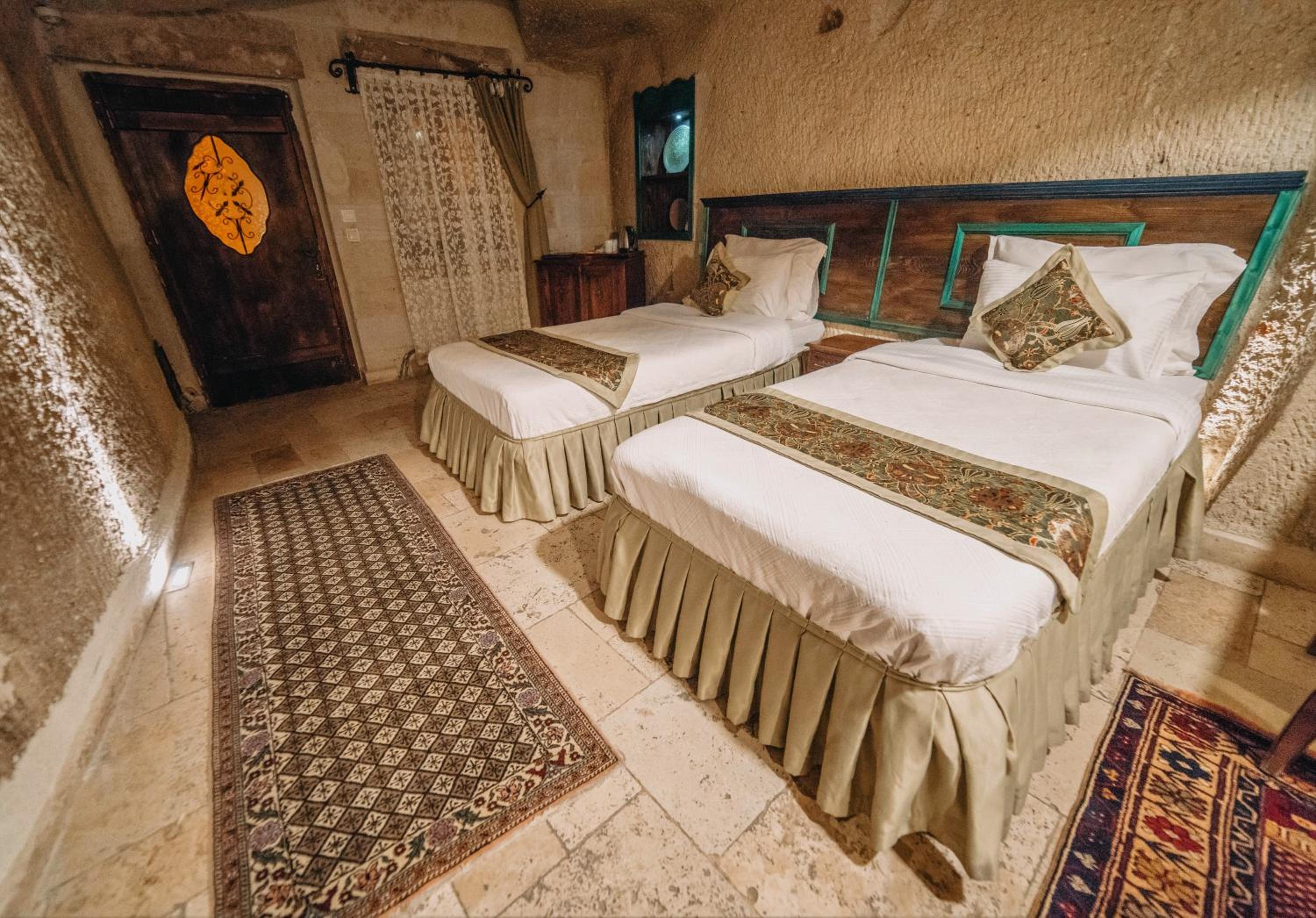Cave, Twin Beds, Ground Floor