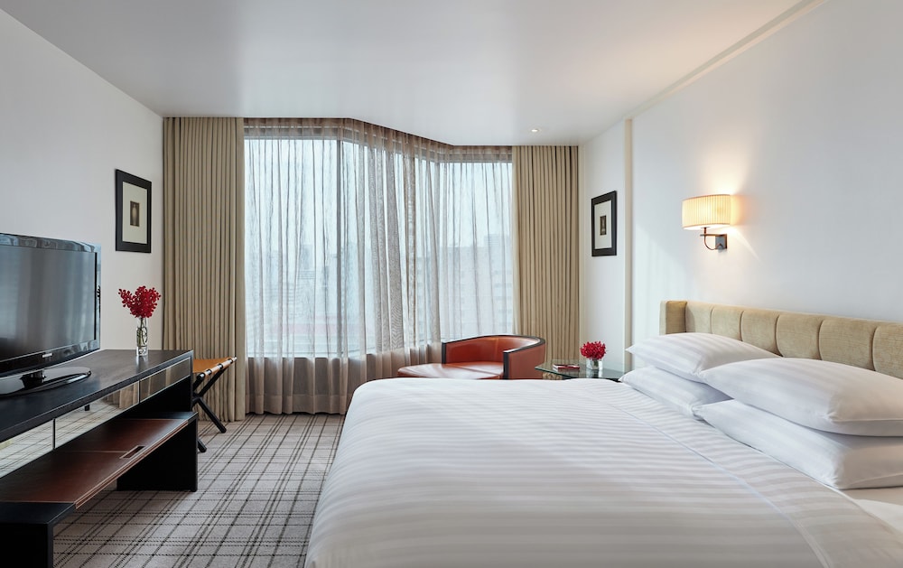 1 King Bed Deluxe
