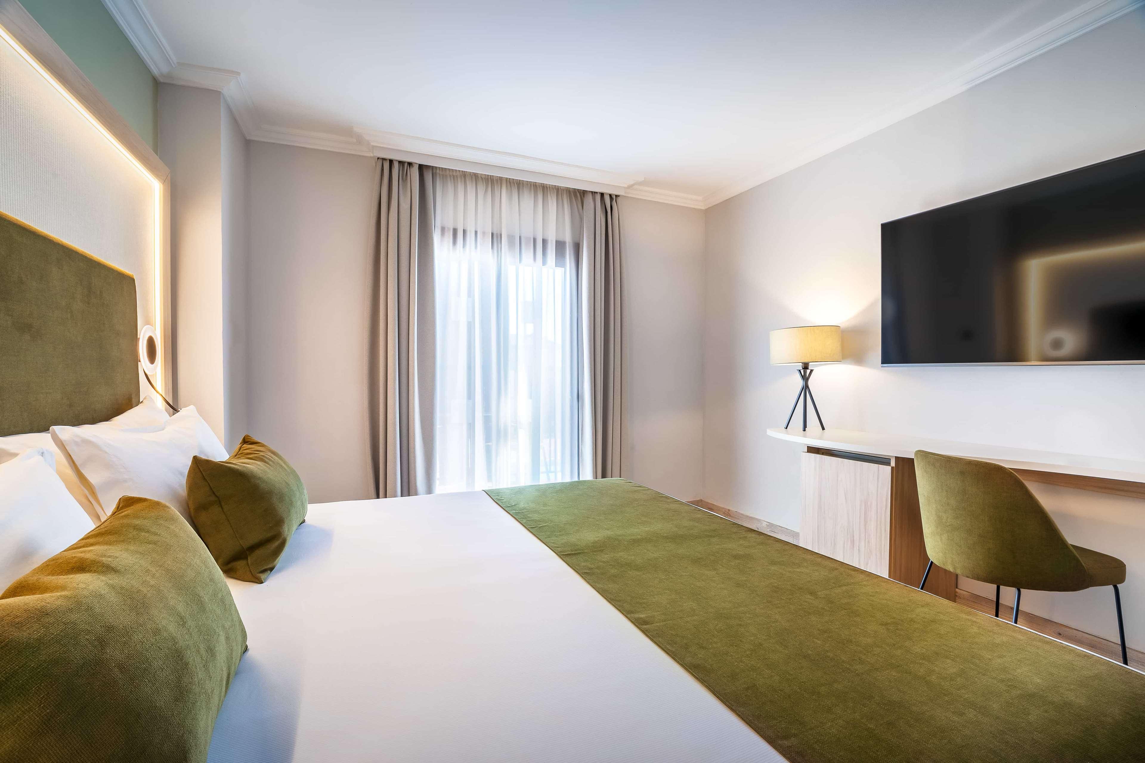 غرفة بسرير مزدوج بشرفة مع أريكة، Barcelo Isla Canela 4/6