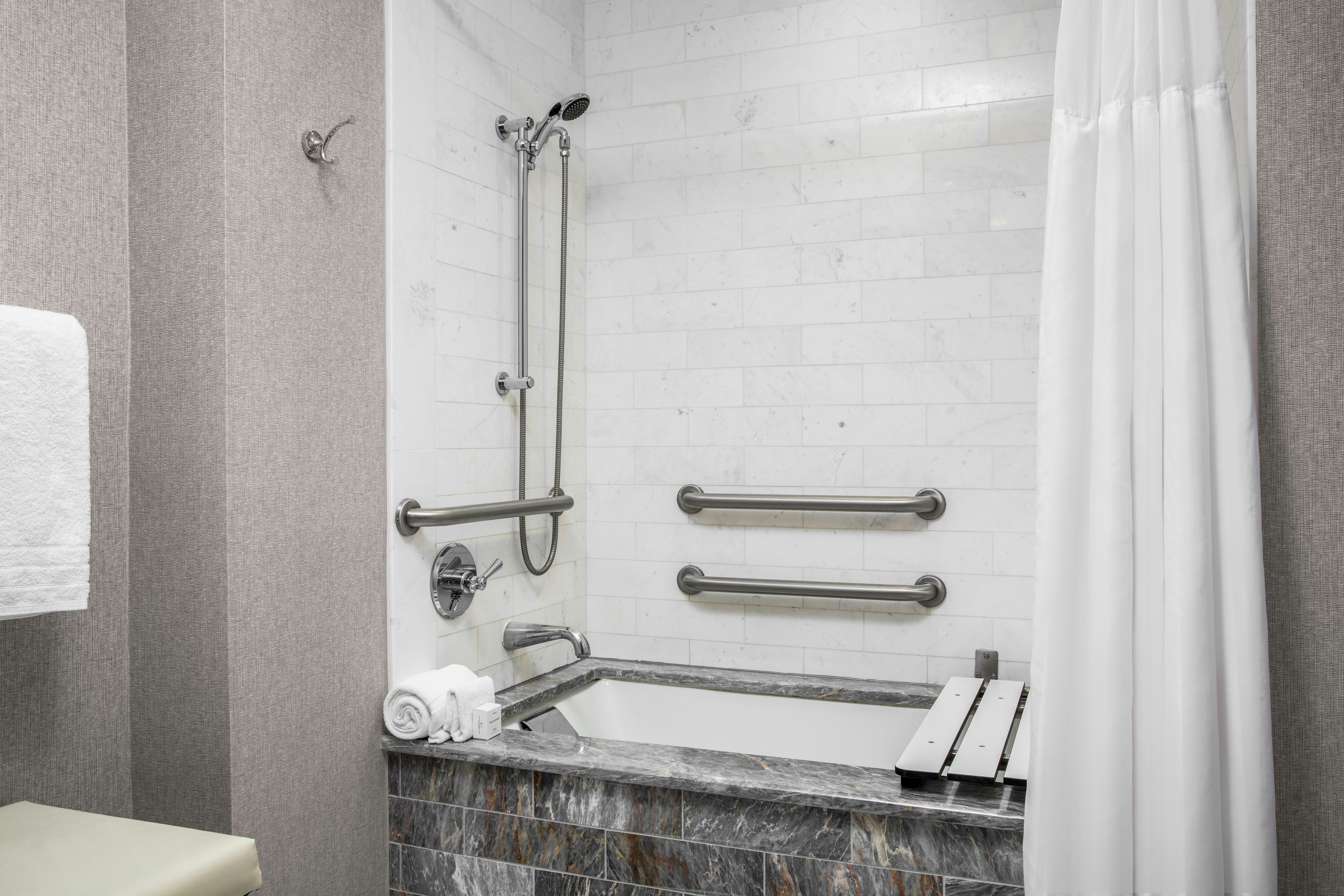 Junior Suite, Pool Side, Bathtub, Accessible، Conrad Fort Lauderdale Beach 2/4