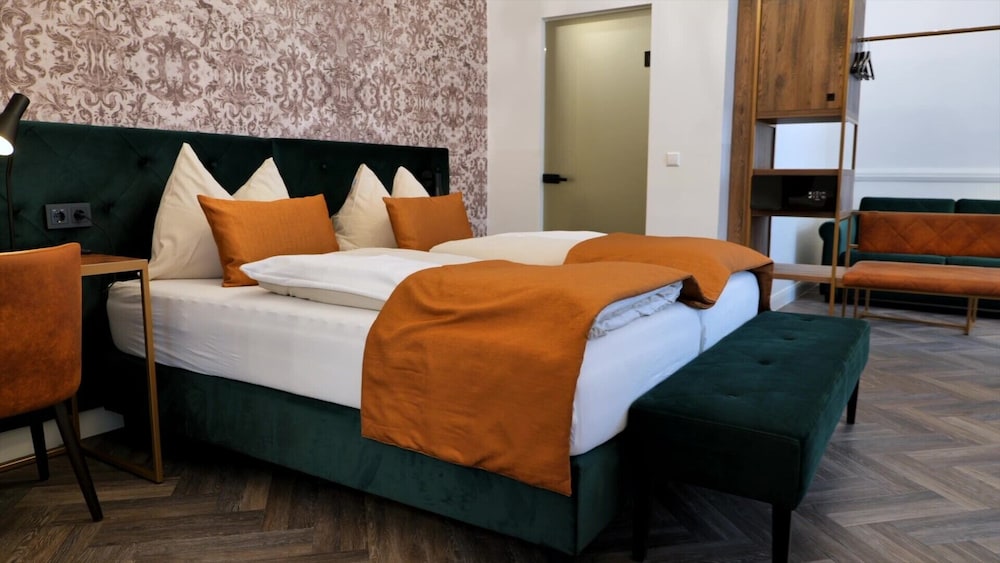 1 Bedroom, Junior Suite, Studio, Queen Bed, City View