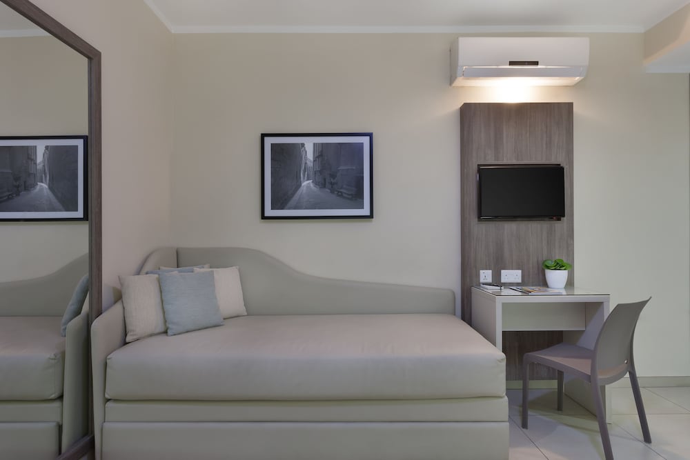 115 The Strand Hotel And Suites 25/49