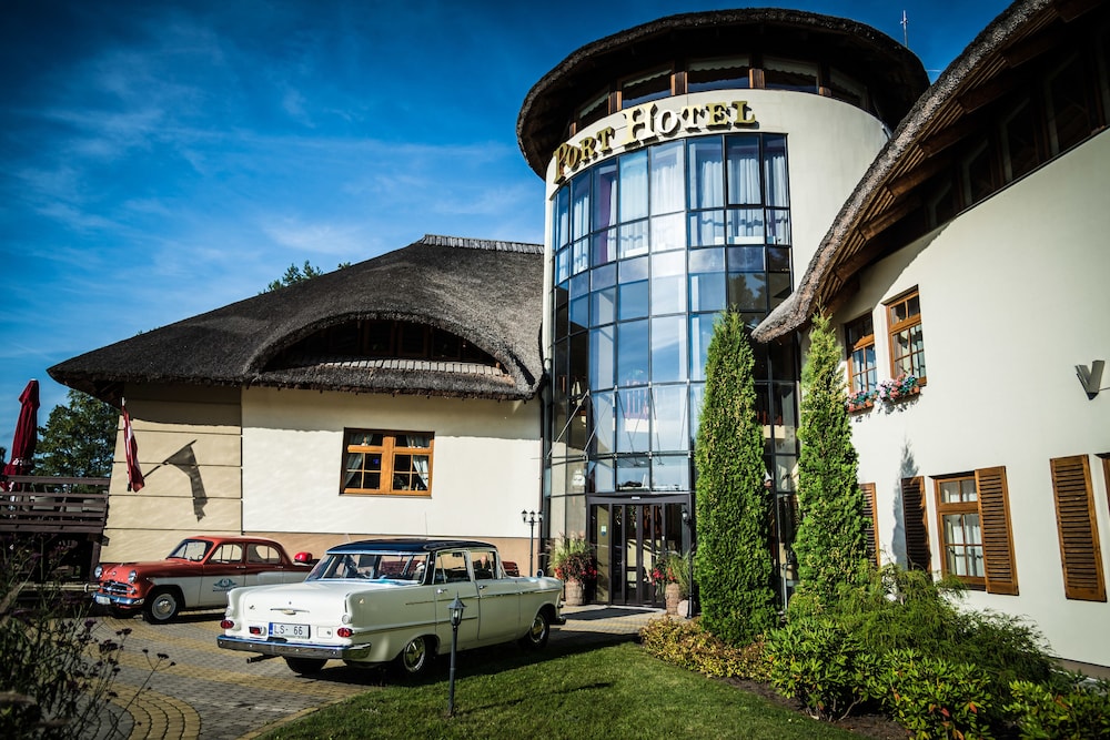 Port Hotel 3/50