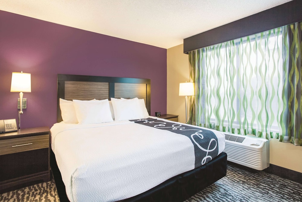 Suite, King Bed, Pool View