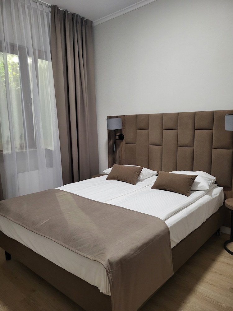 DELUXE, STUDIO, SUITE, QUEEN BED