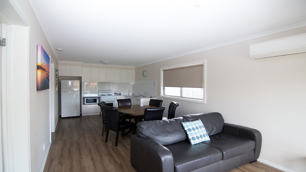 Ashleigh Court Motor Inn 25/53
