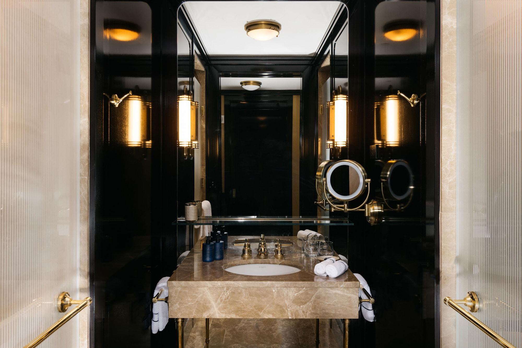 جناح جونيور بإطلالة على النهر، Casa Cipriani New York 2/2