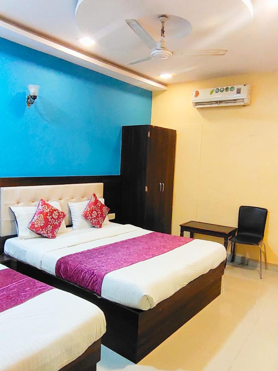Oyo 10954 Hotel Golden Galaxy 12/50