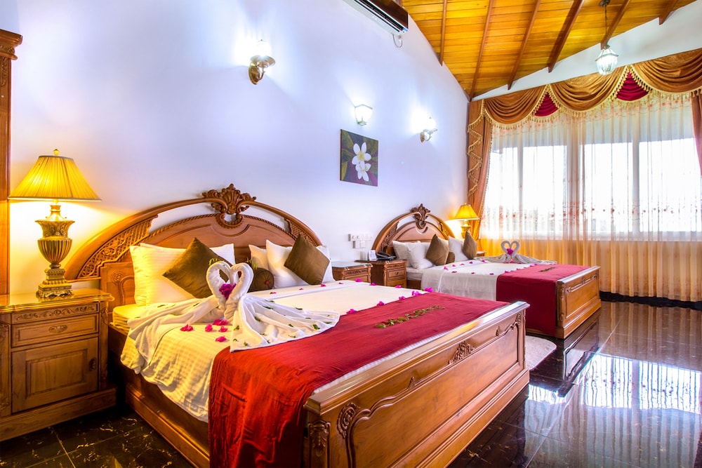 SUITE, LAKE VIEW