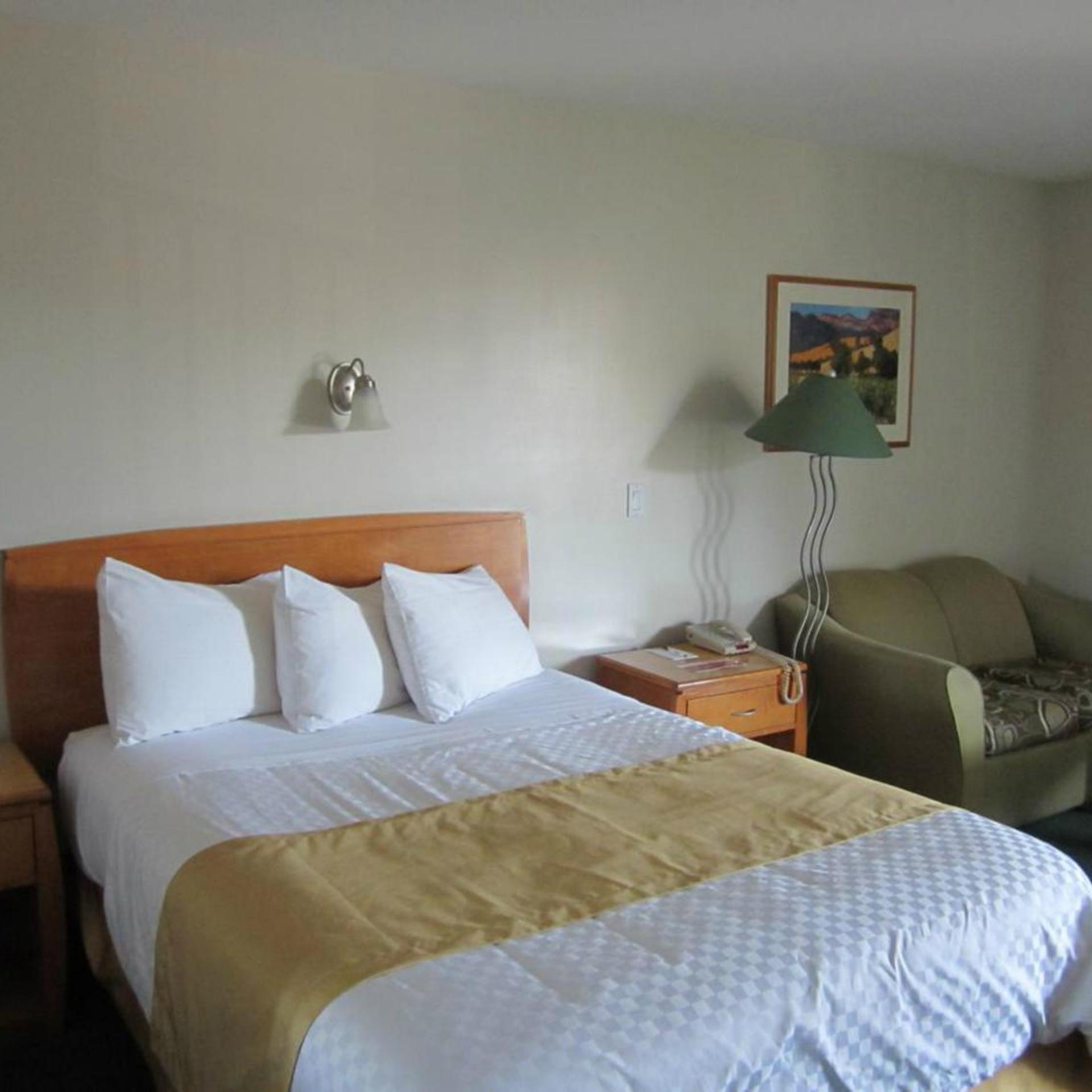 غرفة بسرير كينج وسرير كوين، Ramada Limited - Merritt 5/10