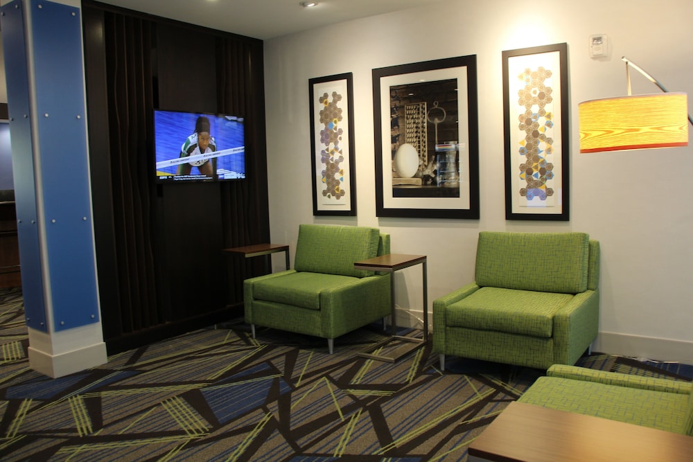 Holiday Inn Express & Suites Phoenix - Airport North 42/71