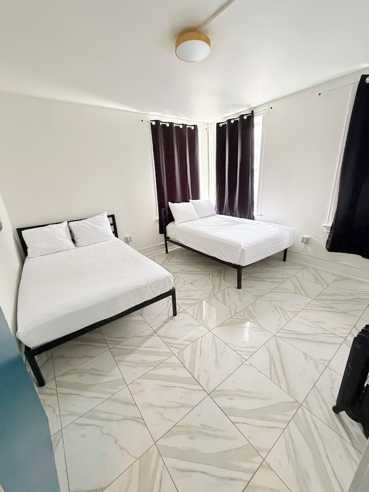 Adrian Hotel 35/66