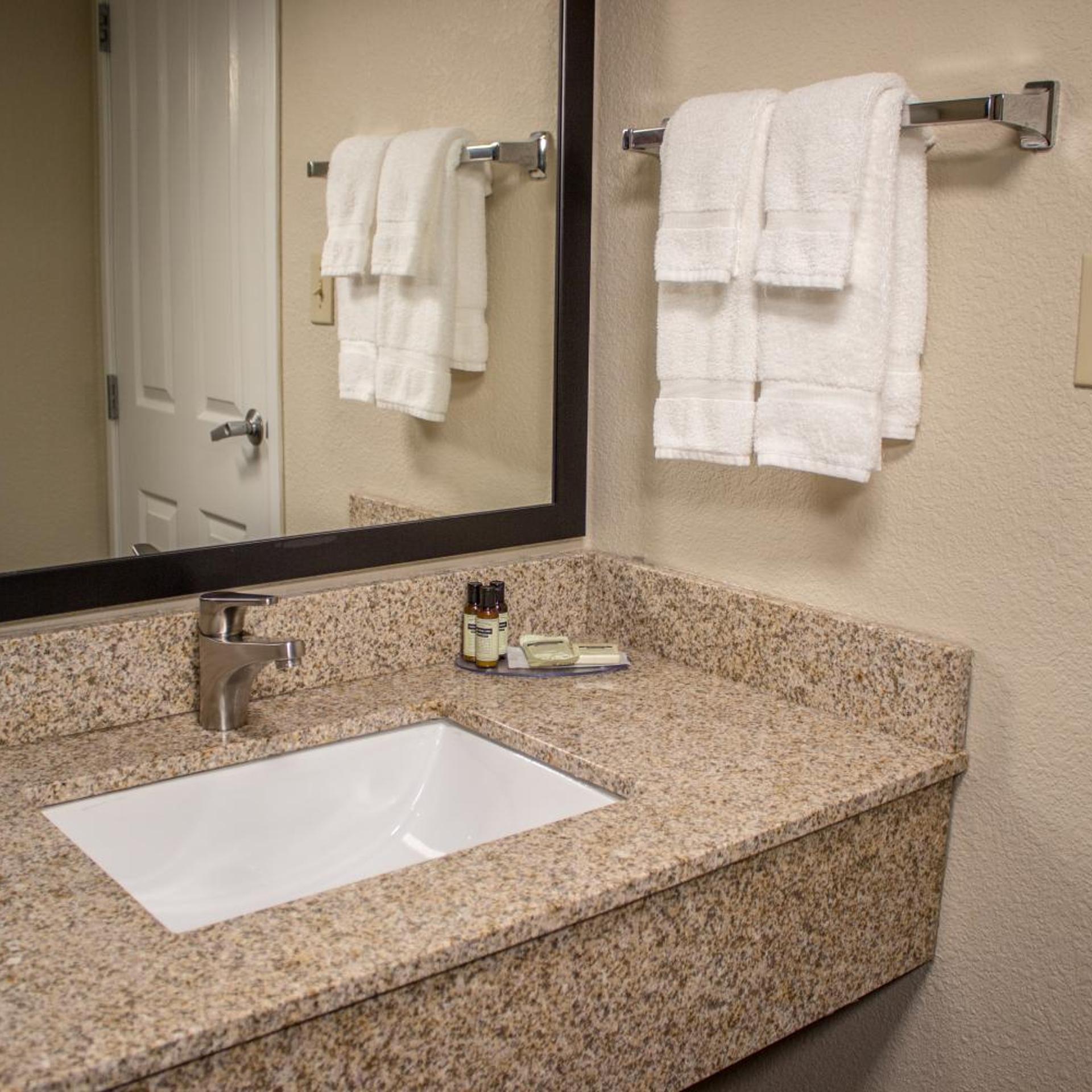 جناح ديلوكس بسرير كينج بغرفتين، Cobblestone Suites Oshkosh 3/5