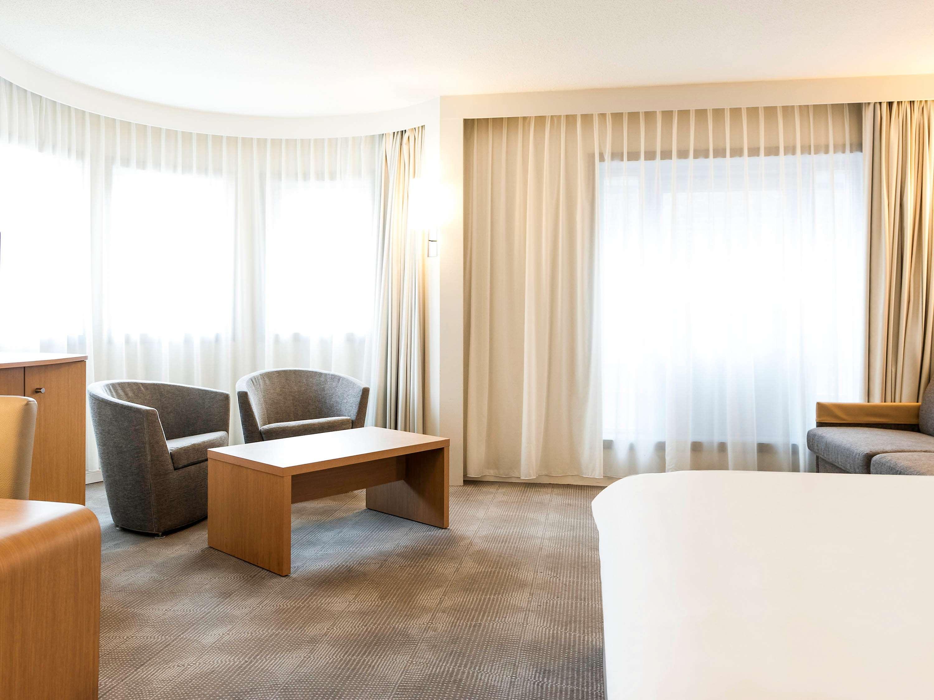 JUNIOR SUITE, QUEEN BED, SOFA