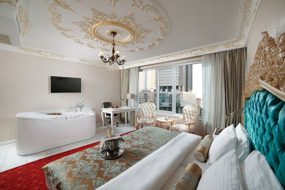 White Monarch Hotel 32/70