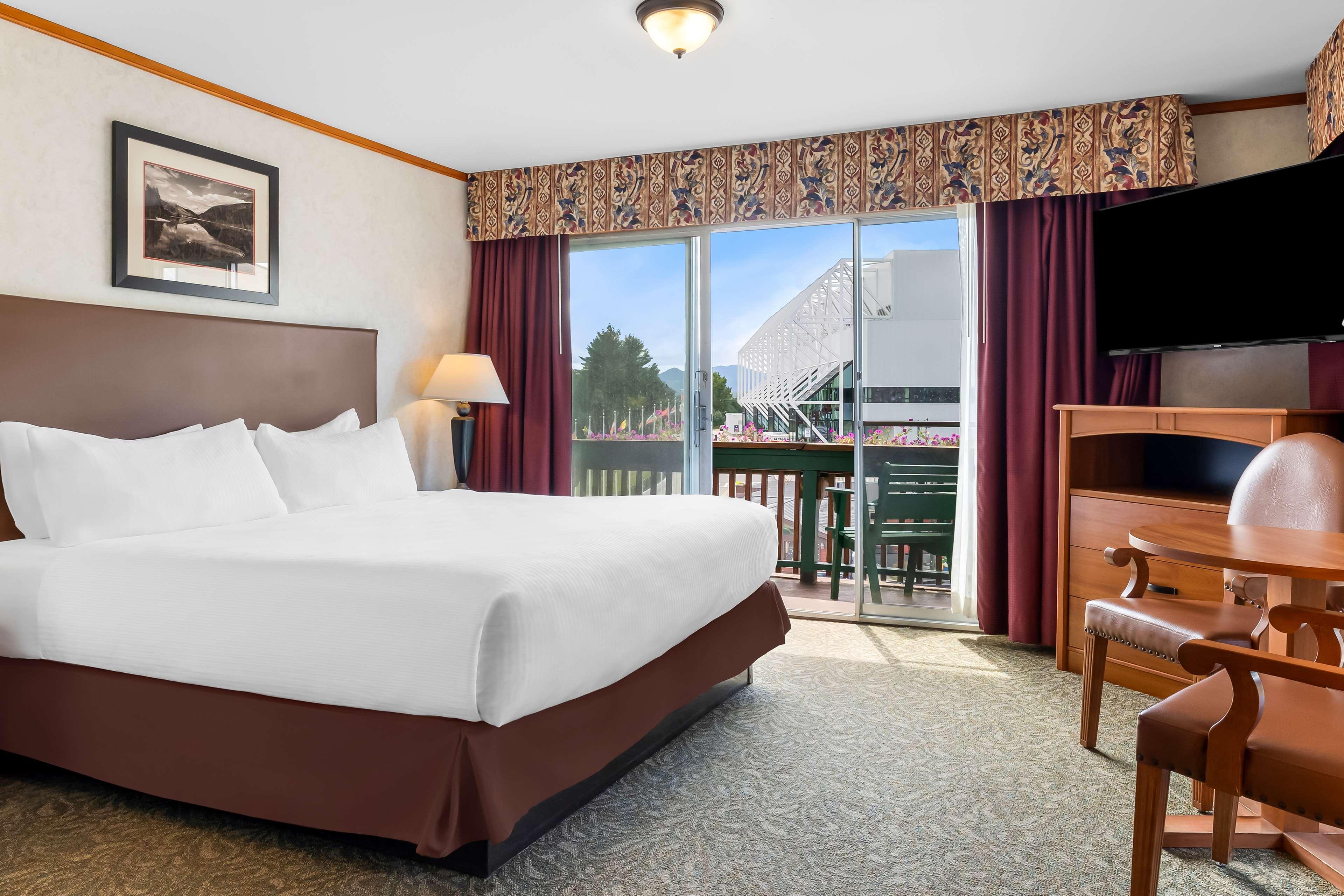 Interior, King Bed, Balcony