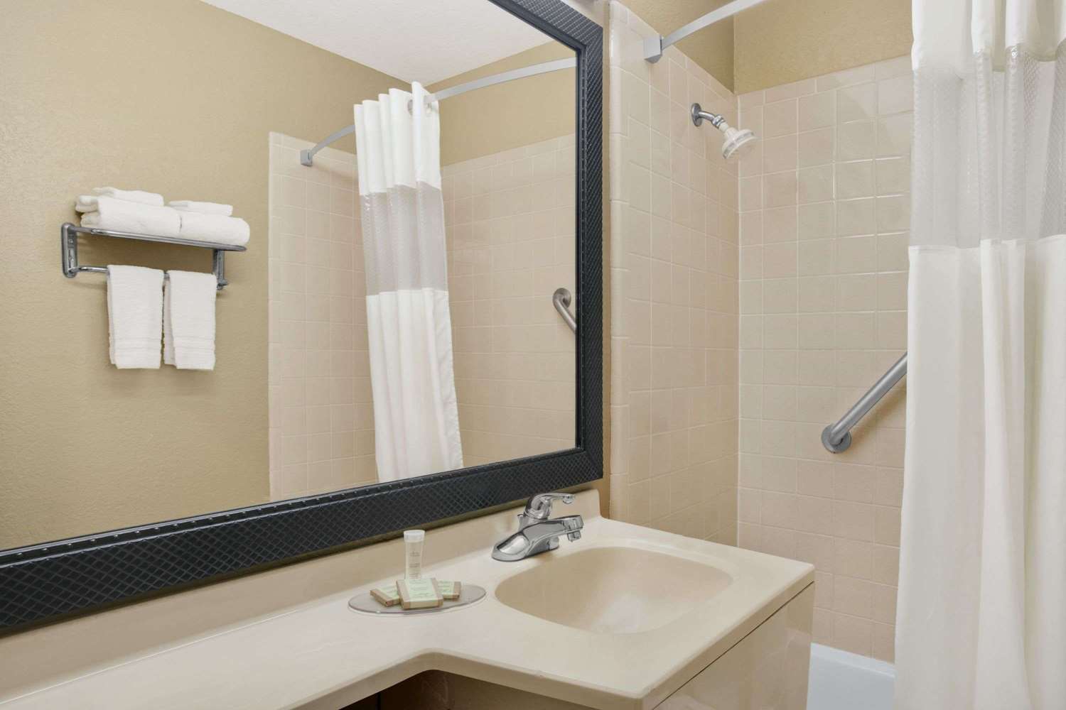 Super 8 by Wyndham Belleville IL/St. Louis Area 7/7