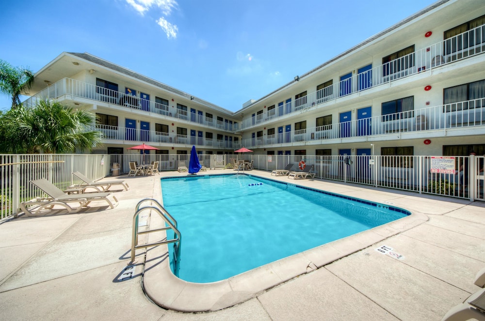 Motel6 Bradenton, FL 53/63