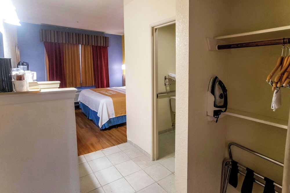 غرفة ديلوكس بسرير كينج للمدخنين، Days Inn & Suites By Wyndham Houston North/Aldine 6/6