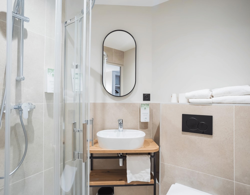 غرفة بسرير كوين وسرير فردي، Brit Hotel Suisse Et Bordeaux 8/10