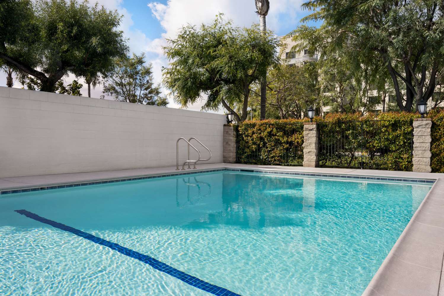 Ramada by Wyndham Anaheim Convention Center 18/40