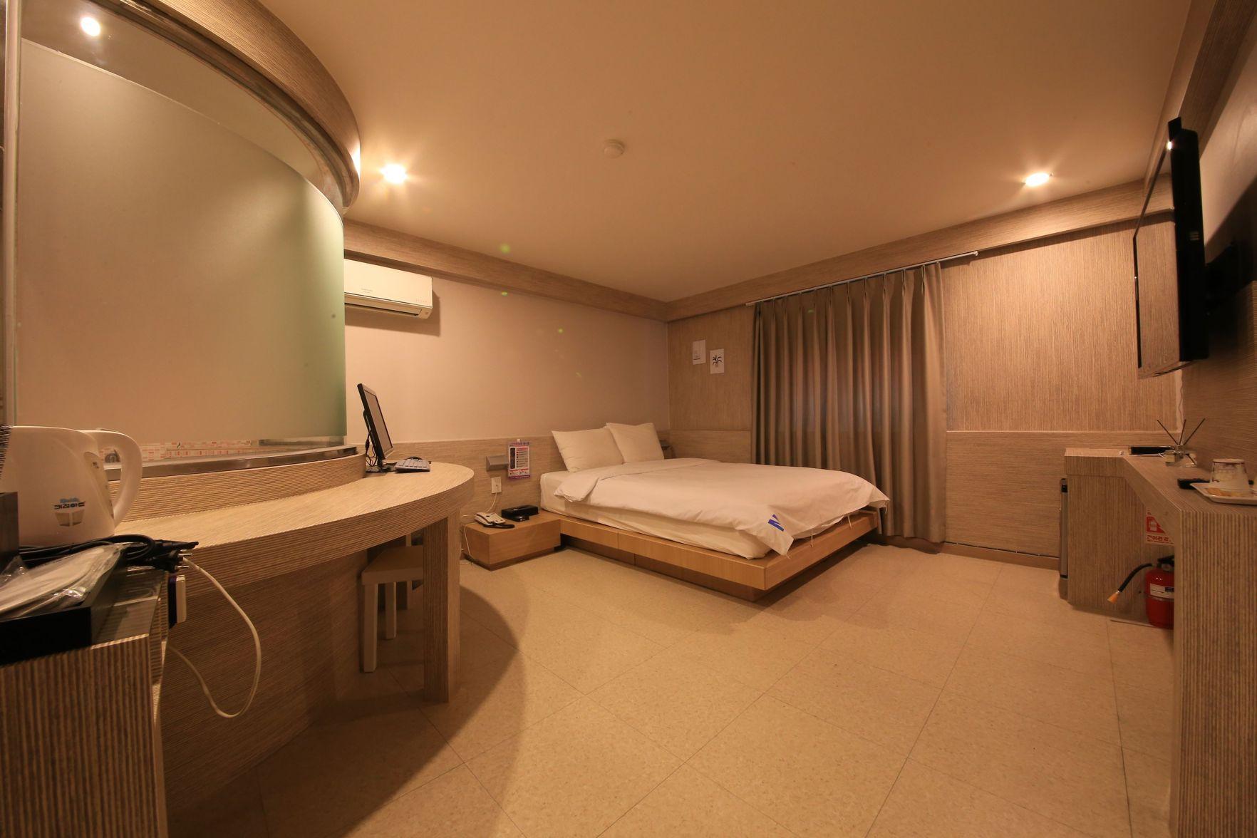 DELUXE, DOUBLE BED