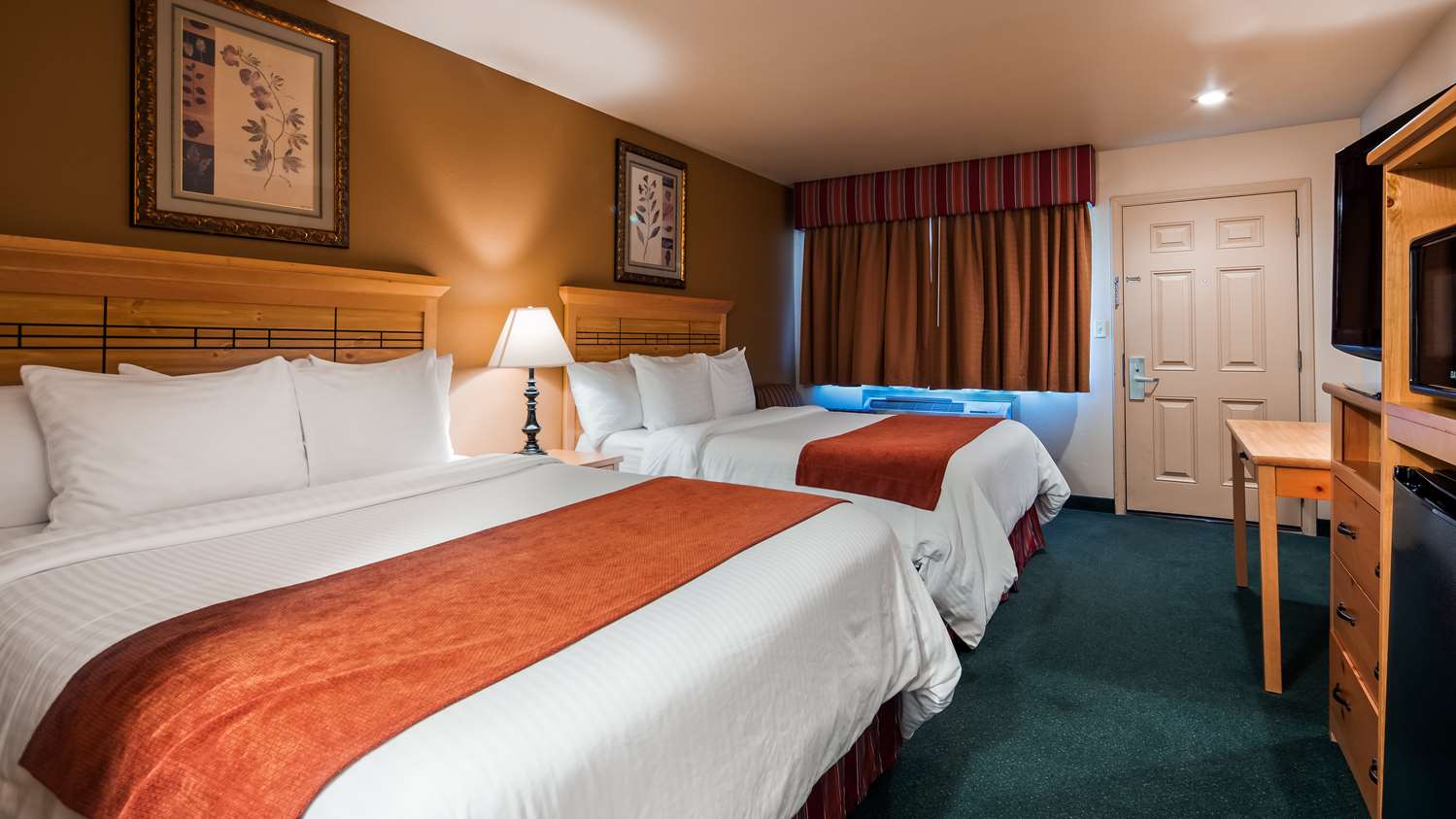 غرفة بسريرين كوين بحوض استحمام لذوي الإعاقة