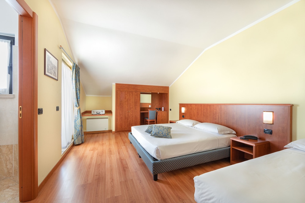 ROOM, QUADRUPLE, BALCONY