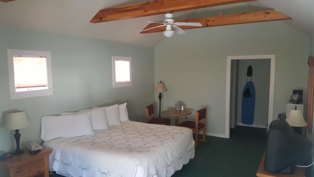 Spruce Lane Lodge & Cottages 11/35