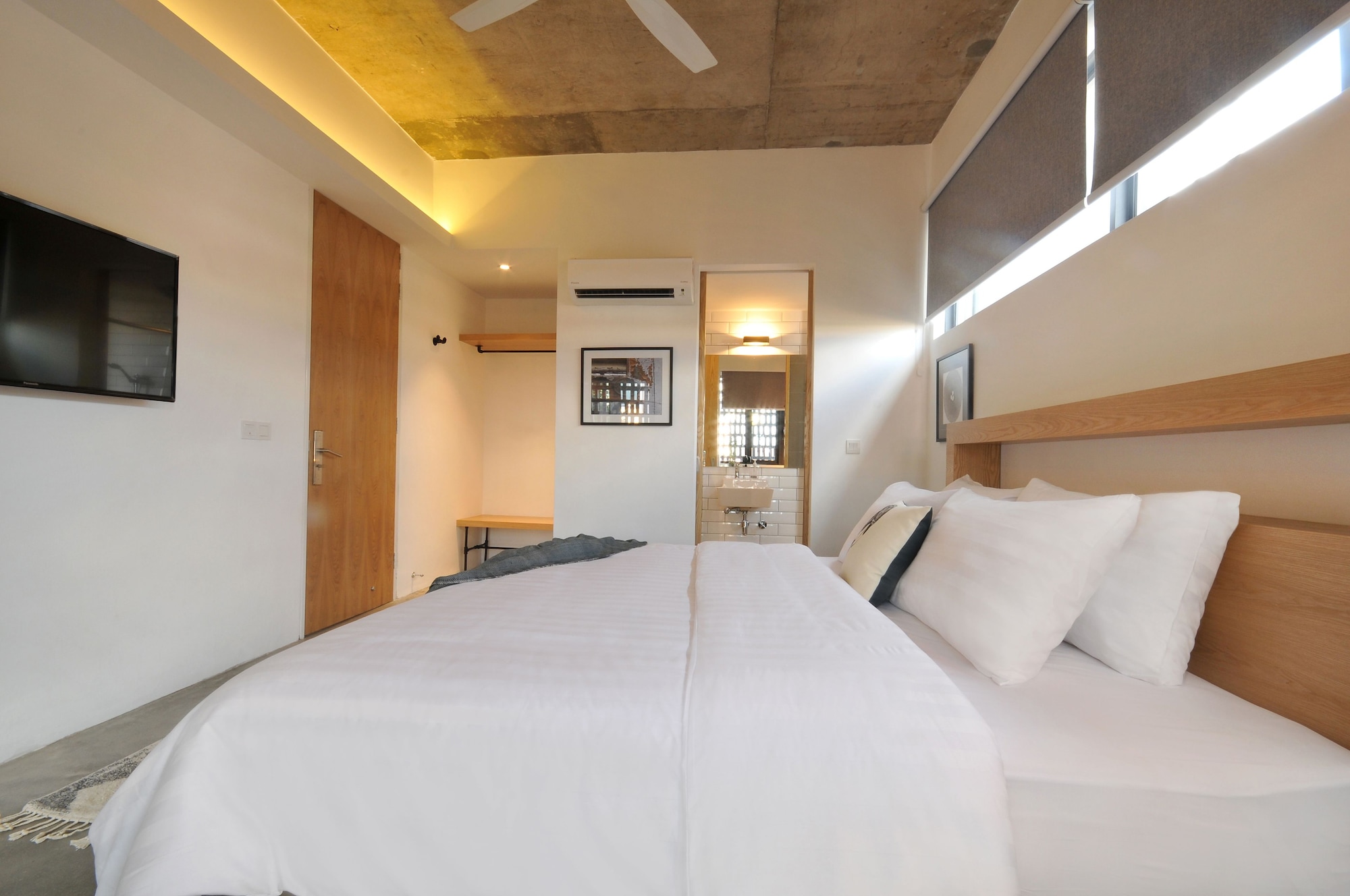 DELUXE, KING BED