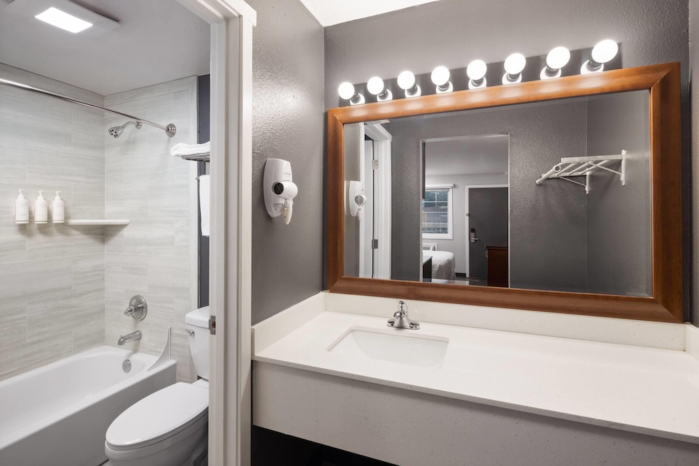 Basecamp Puyallup a Travelodge by Wyndham 46/50