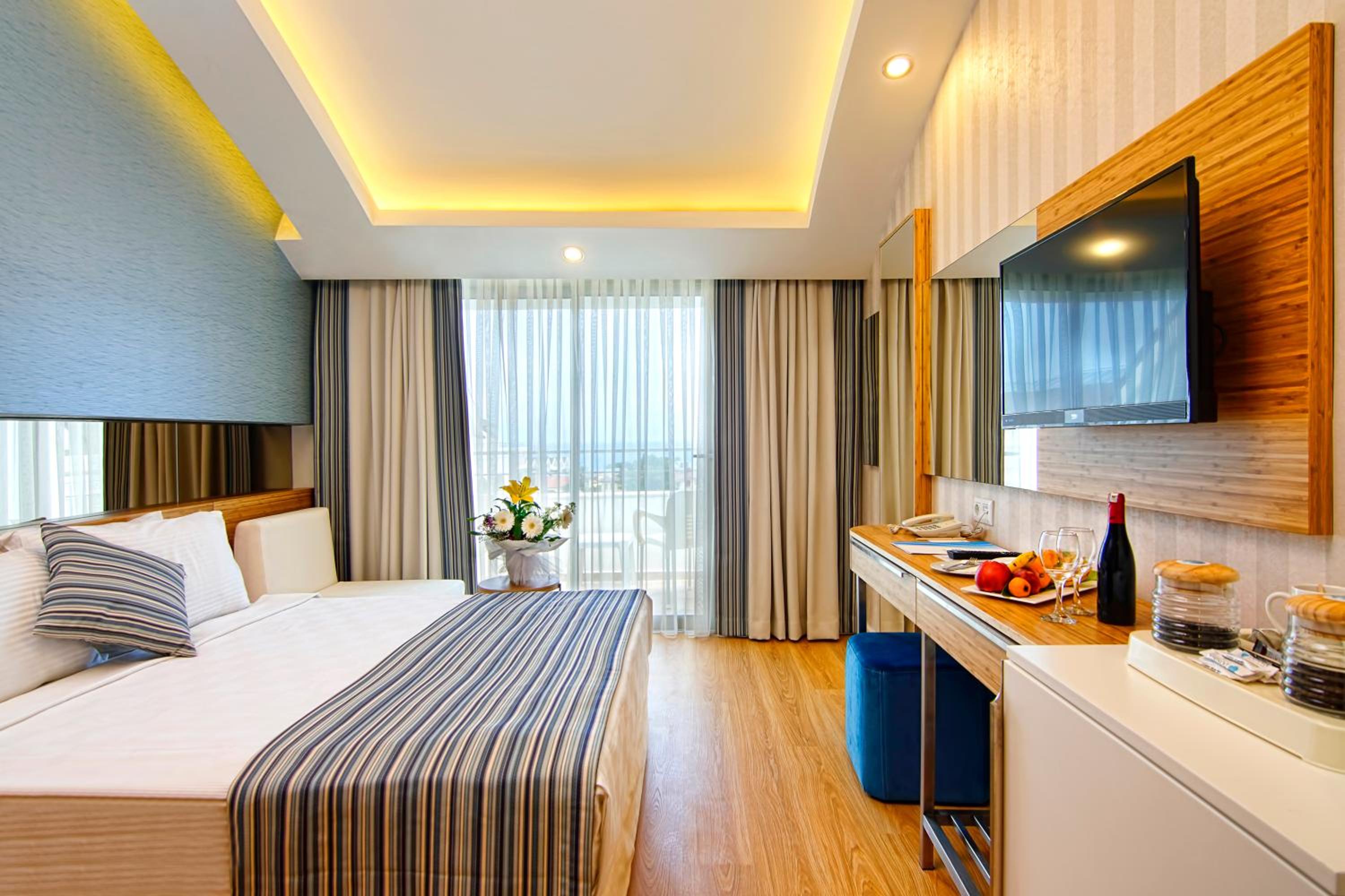 Standard, Double Bed, Lateral Side Sea View