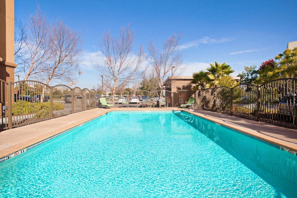 HAMPTON INN SUITES OAKLAND AIRPORT in ALAMEDA - CA