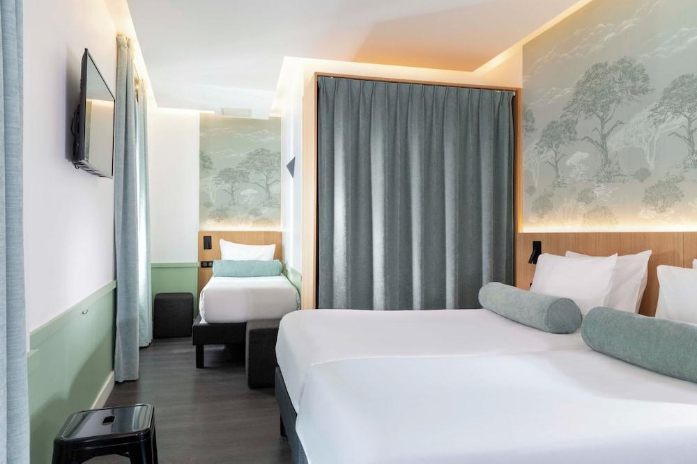 Room, Triple, 1 Double and 4 Single Beds