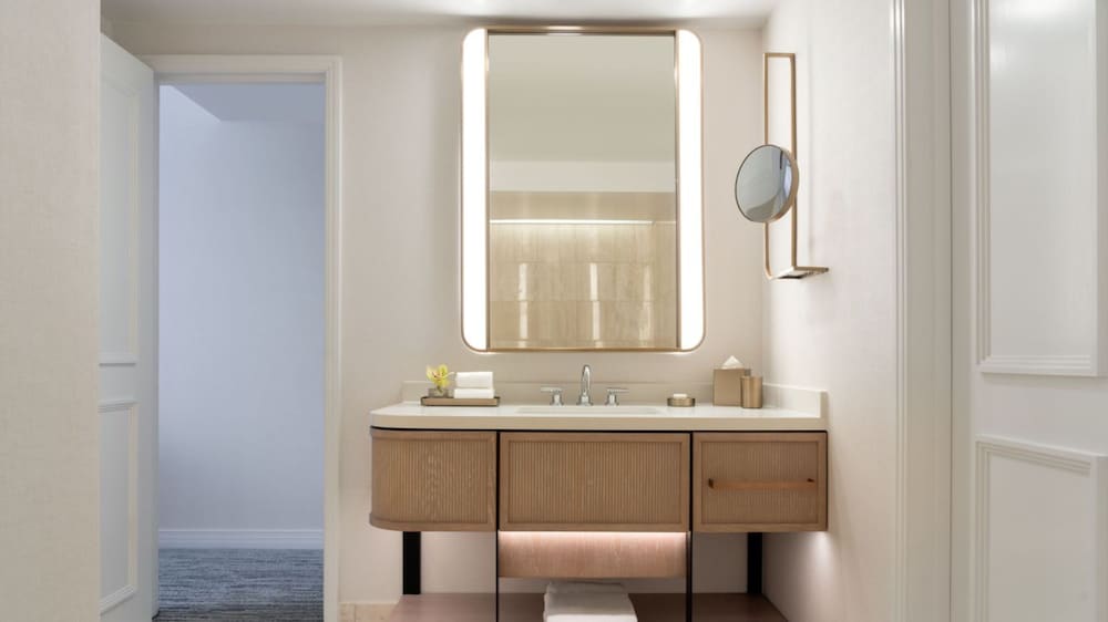 غرفة ركنية بسرير كينج لذوي الإعاقة، The Ritz-Carlton Dallas, Las Colinas 4/4