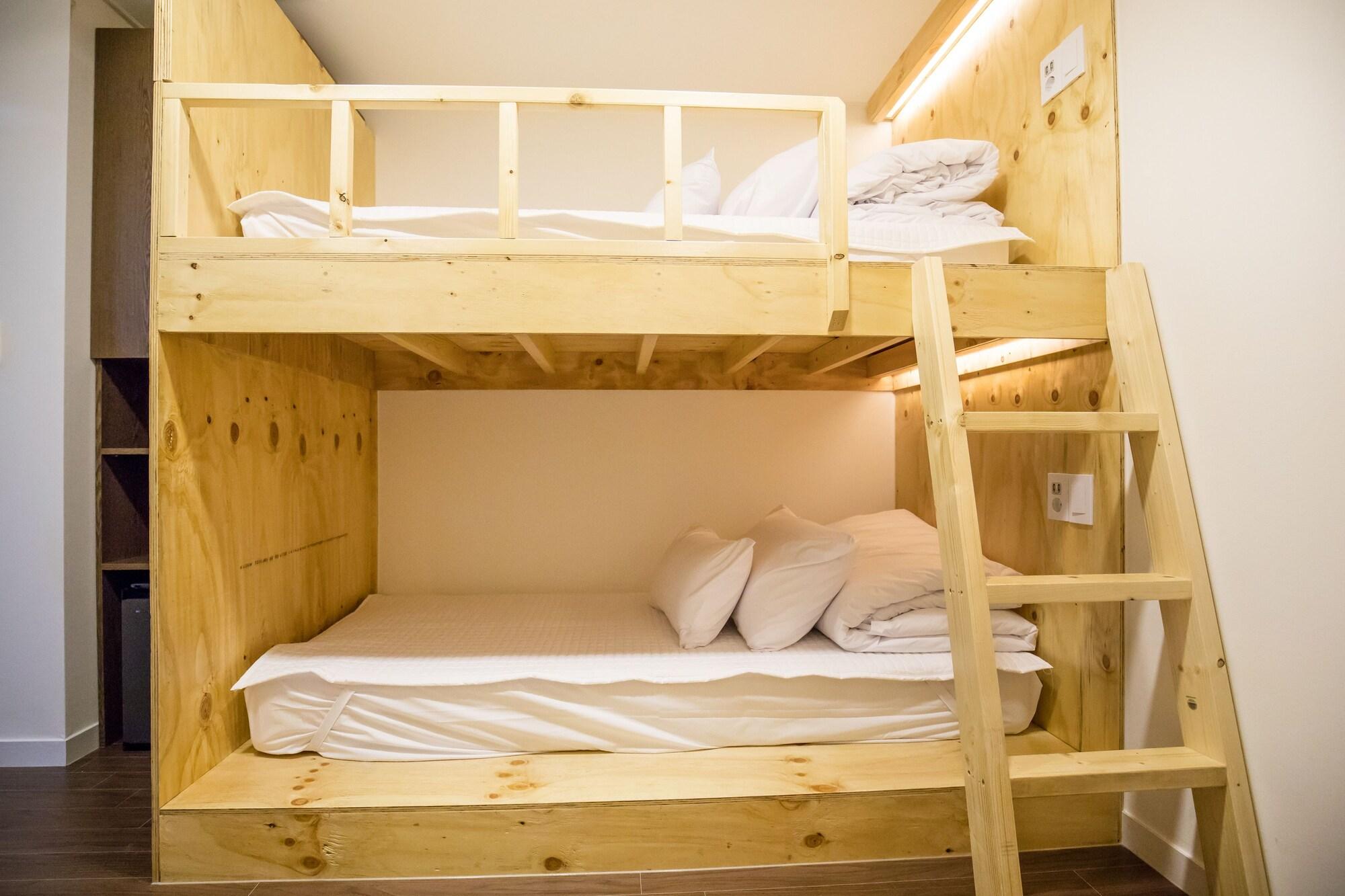 Female Dorm, Female Only, 4 People