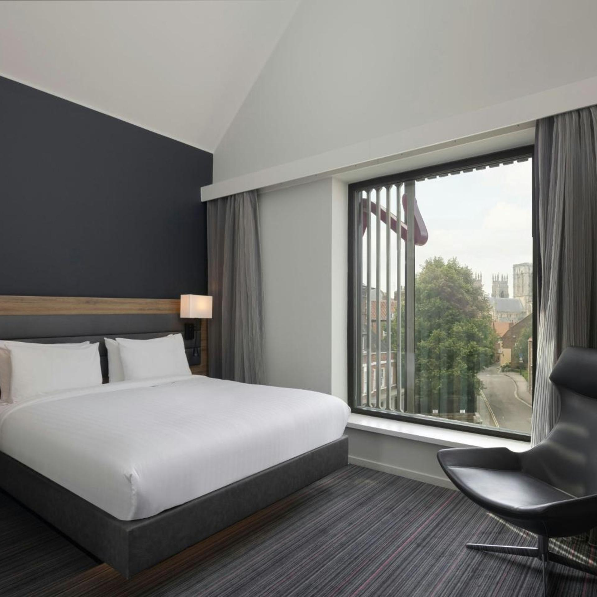 Moxy, Queen Bed