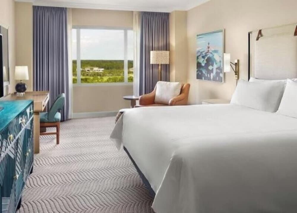 Salon, Suite, King Bed, Murphy Bed
