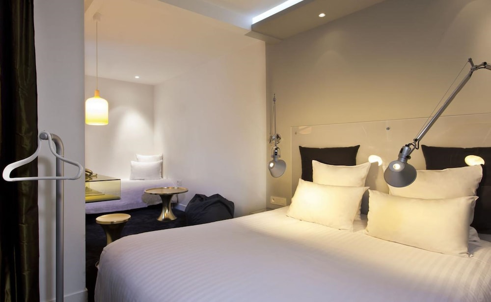 ROOM, SINGLE
