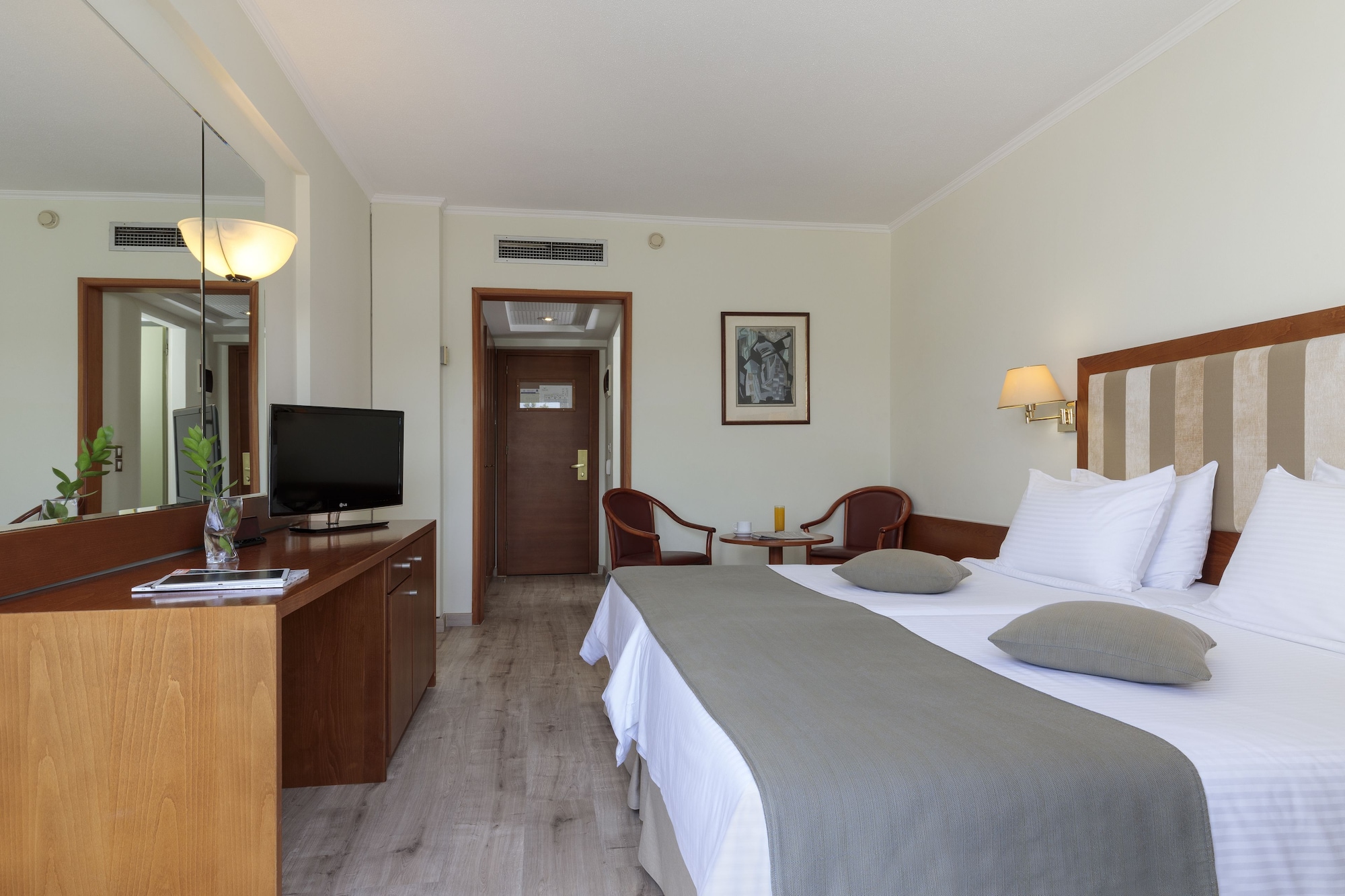 Standard, Queen Bed, City View