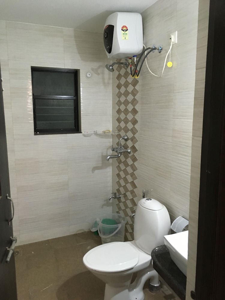 Monarch Suites 35/40