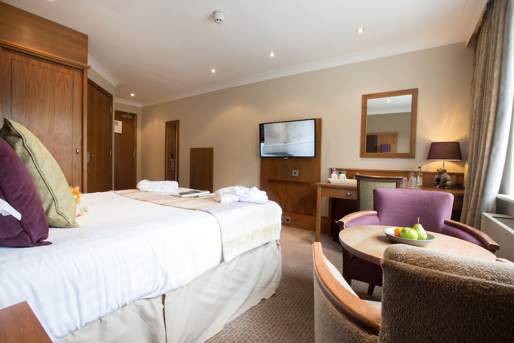 DELUXE, DOUBLE OR TWIN BED