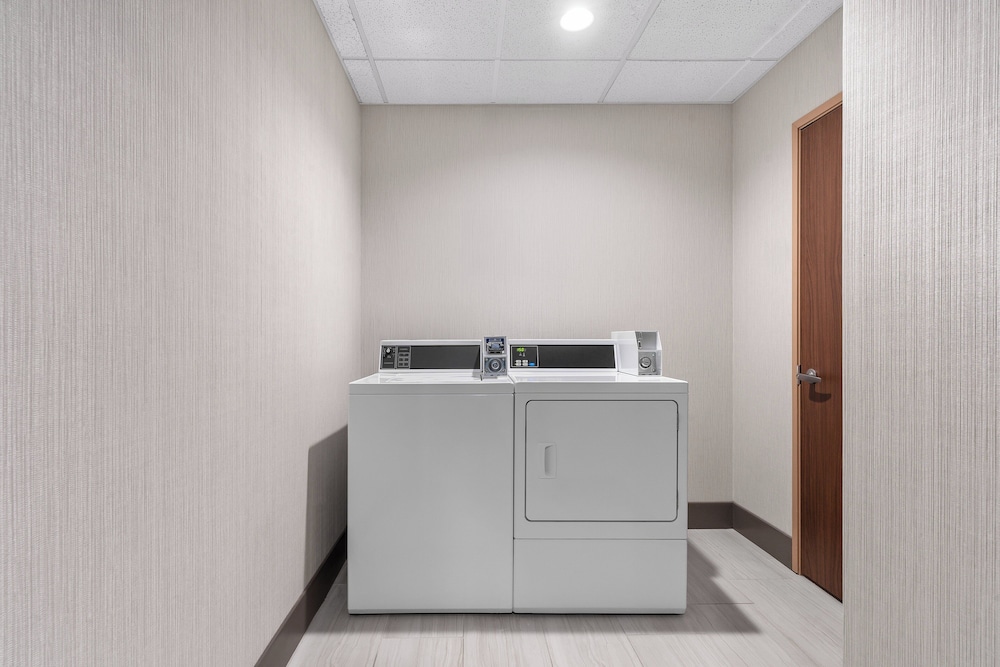 Holiday Inn Express Suites Coralville 62/67