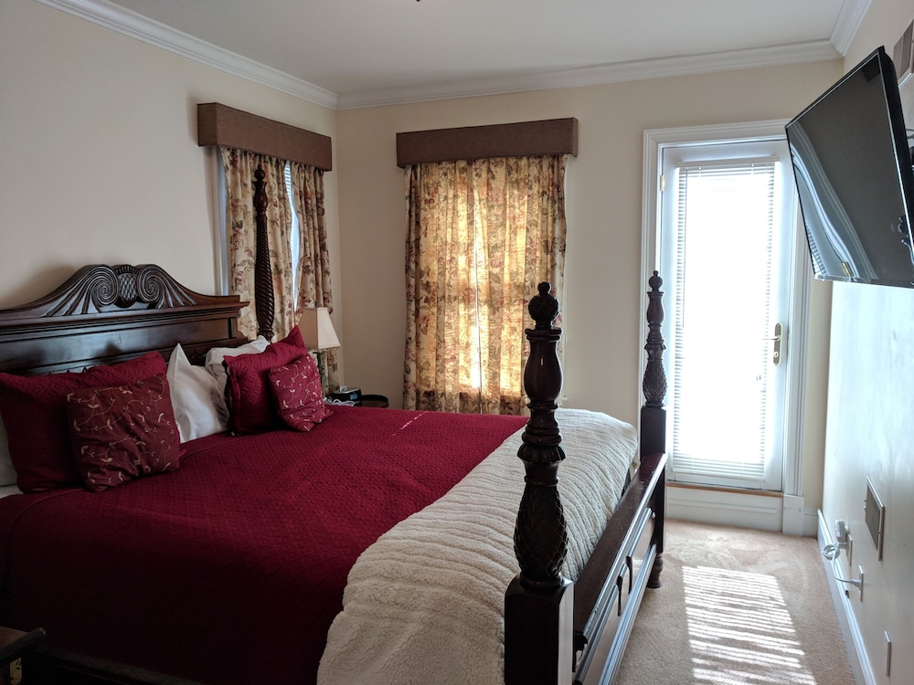 Almondy Inn 33/77