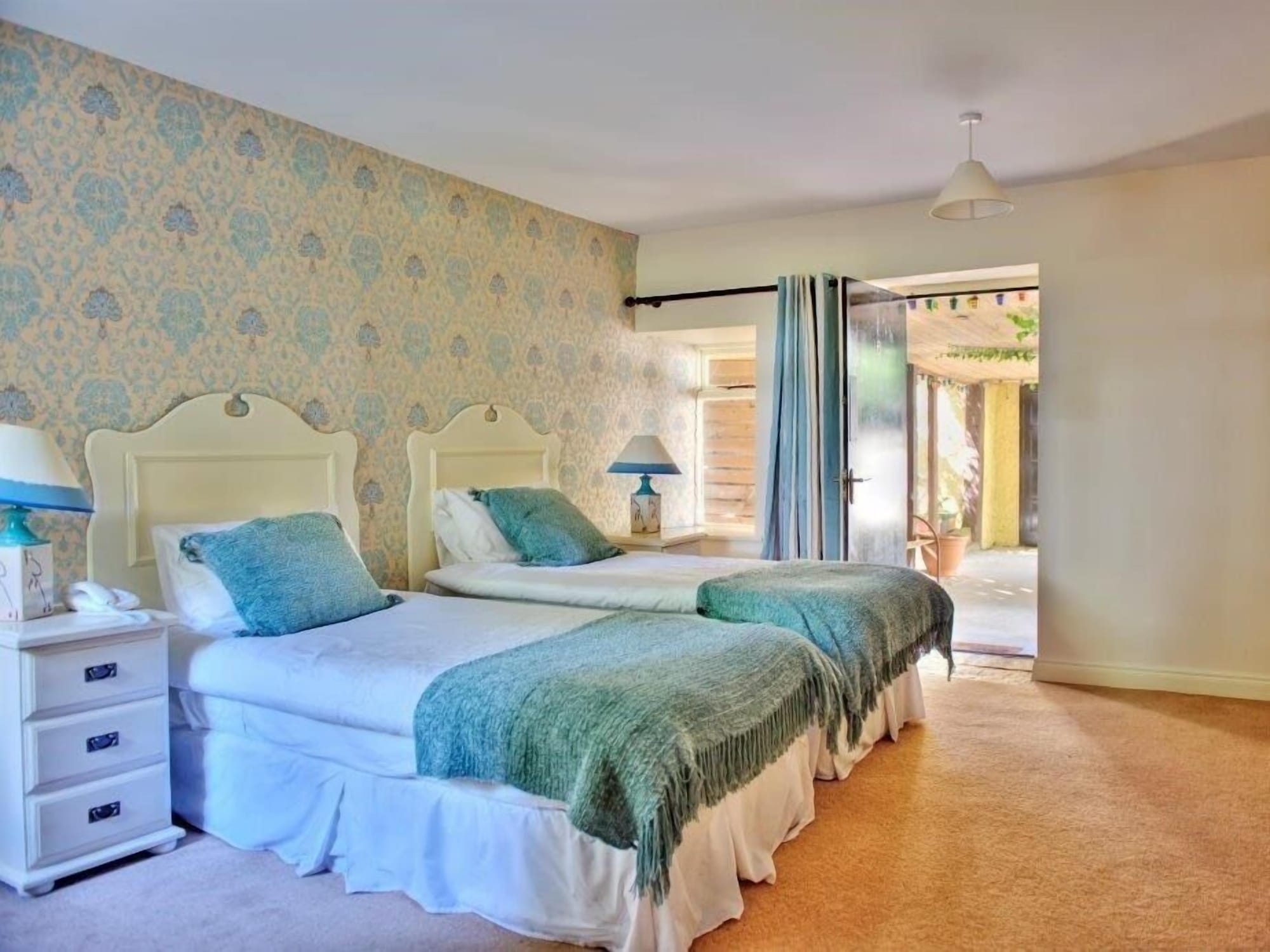 Courtyard, Twin Beds