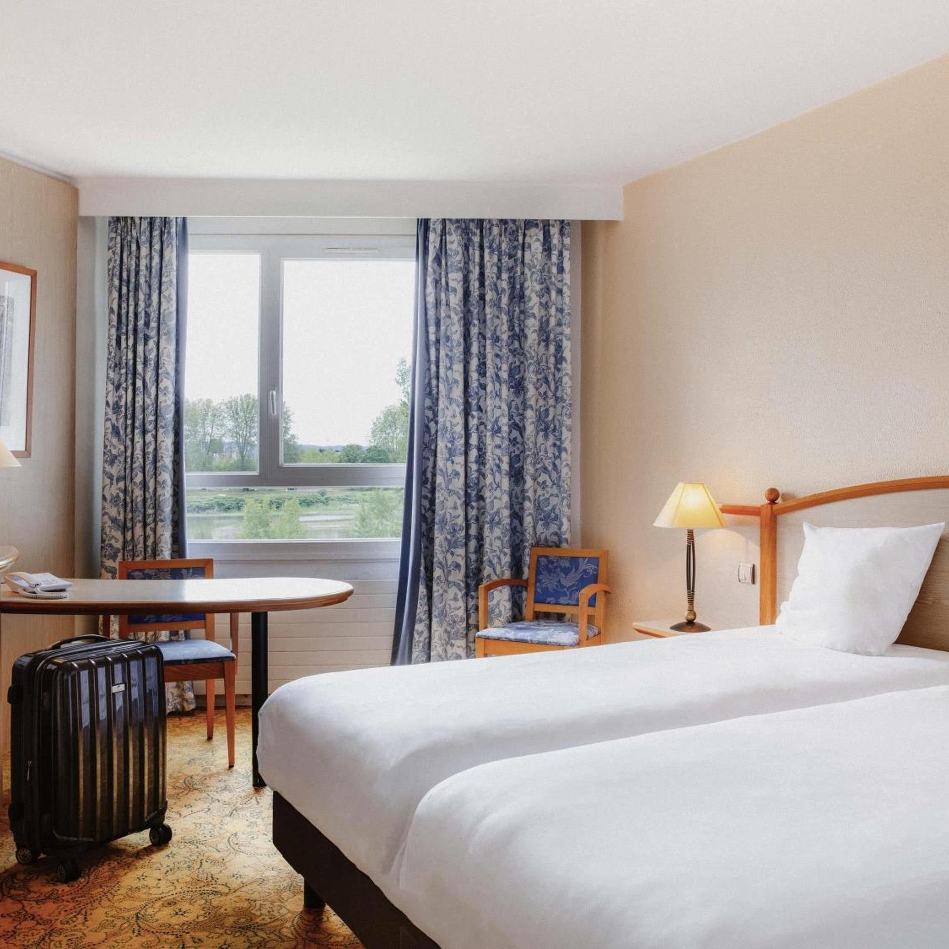 Standard, Twin Beds, River View