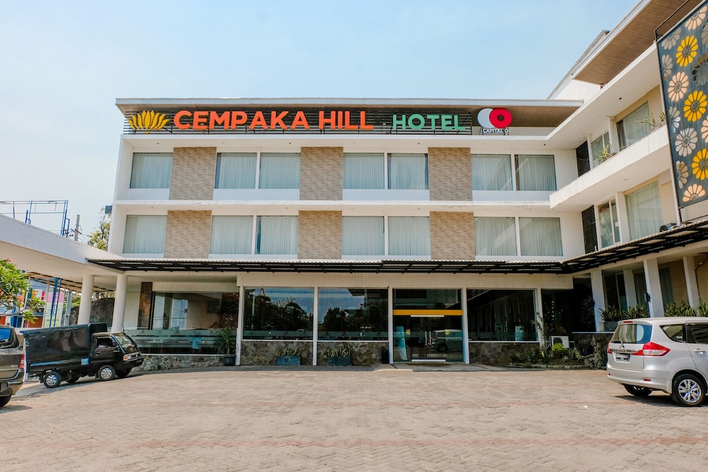 SUPER OYO Townhouse OAK Series Style Hotel Jember 1/21
