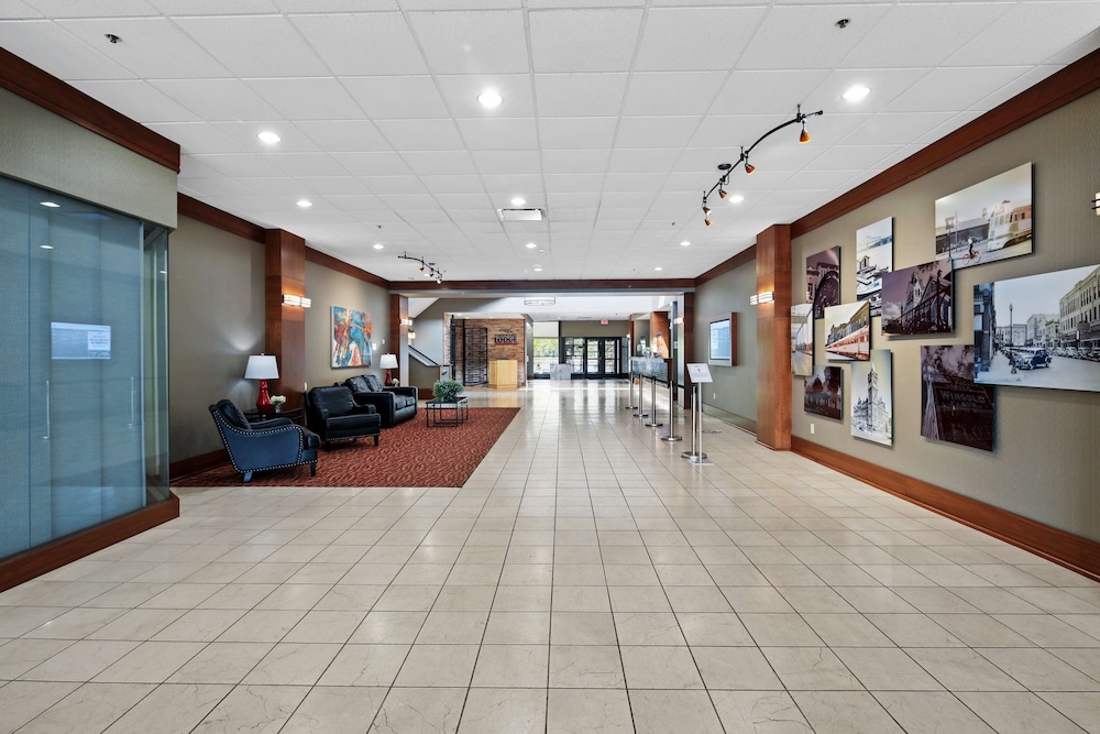 Radisson Hotel La Crosse 8/63