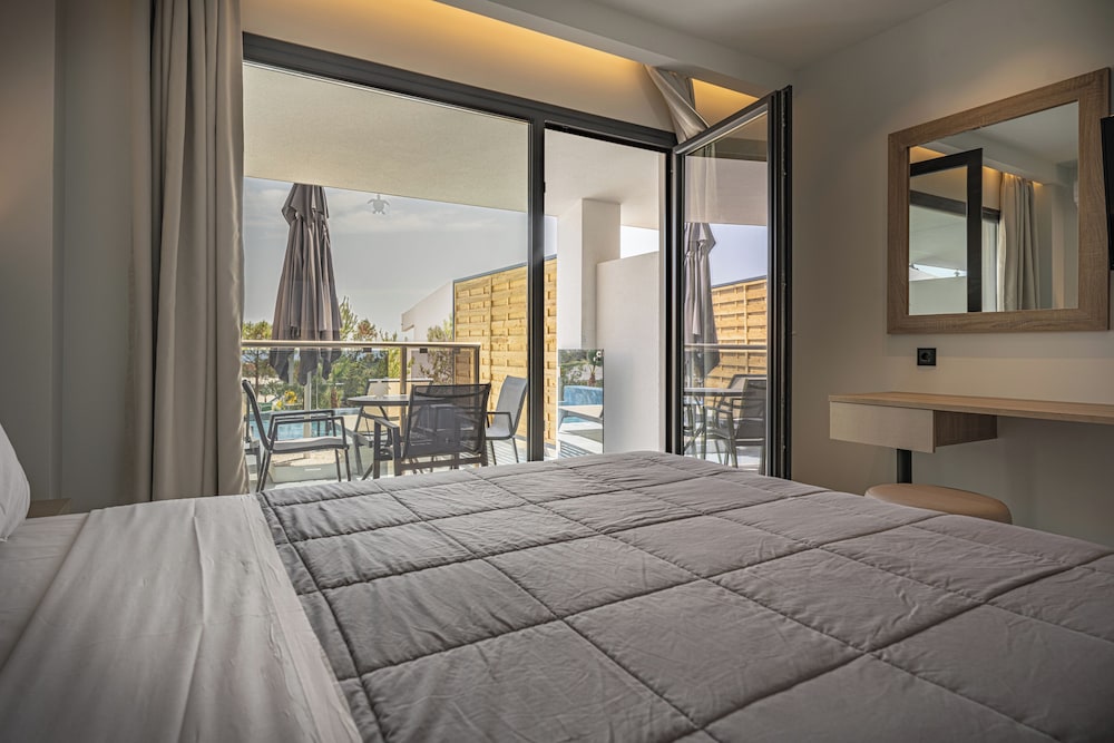 1 Bedroom, Swim Up, Superior, Apartment, Queen and Twin Beds, Private Pool, Ground Floor 4/5